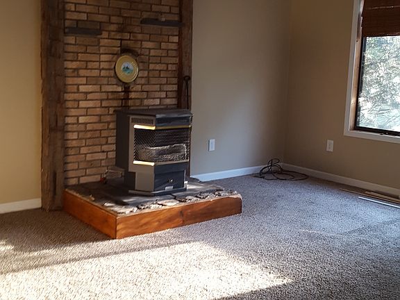 Living room w gas fireplace 
