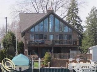 30535 Adams Dr, Gibraltar, MI 48173