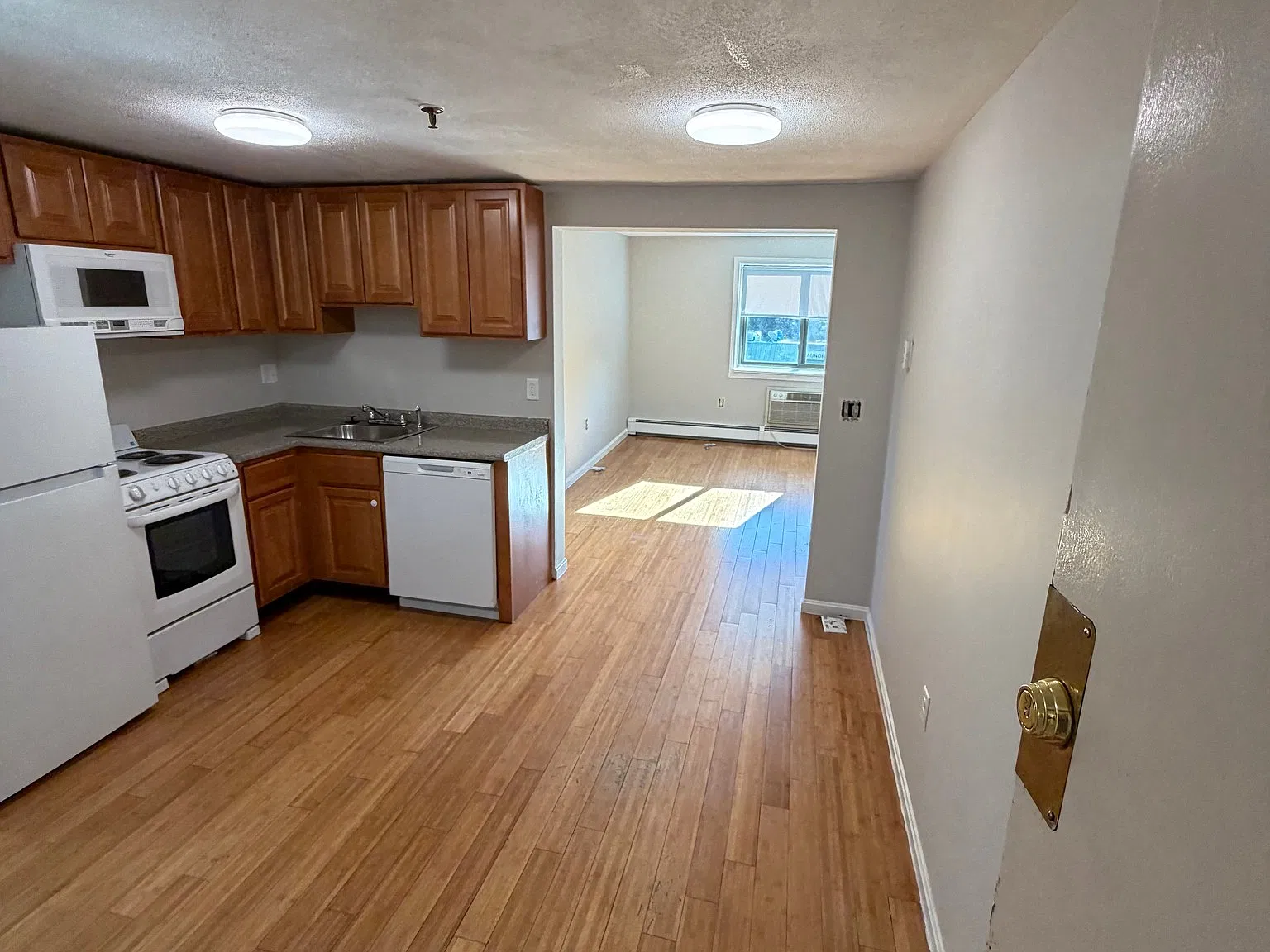 1 bed, 1.0 bath, 500 sqft, $1,700 — Photo 2