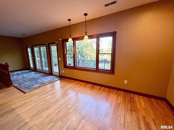5th image of 24 E Bluff Dr