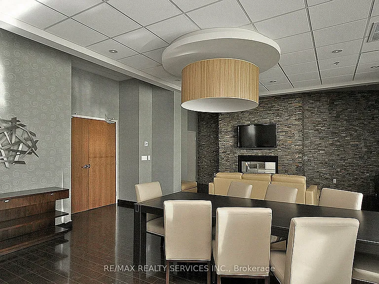 215 Queen St E #211 — Photo 34