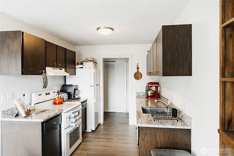 4th image of 924 Shorewood Drive #49