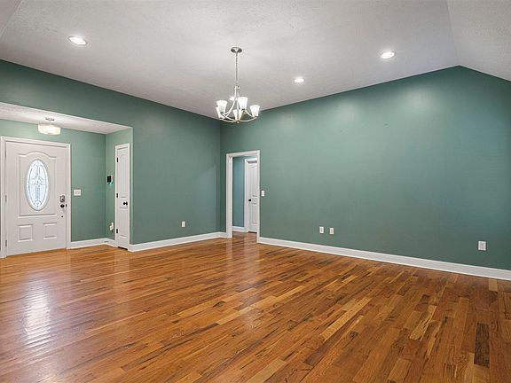 4th image of 300 Maple Ridge St