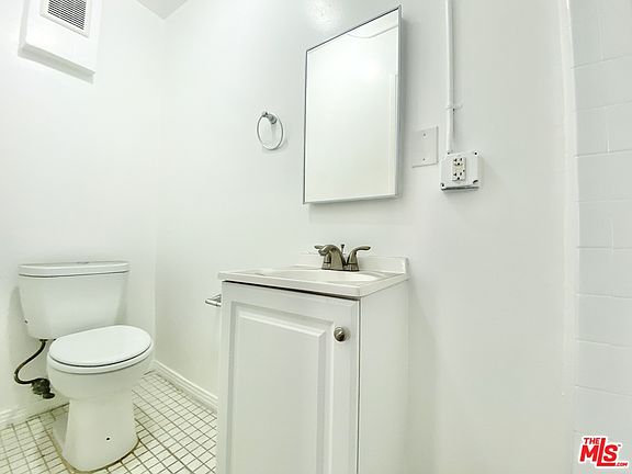 2nd image of 856 Oxford Ave #609