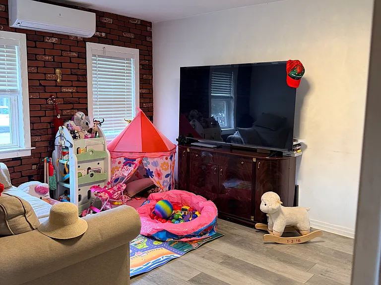 5653 Clearview Expy — Photo 7