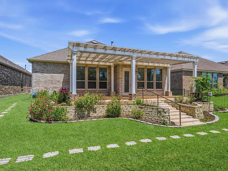 316 Connemara Dr — Photo 24