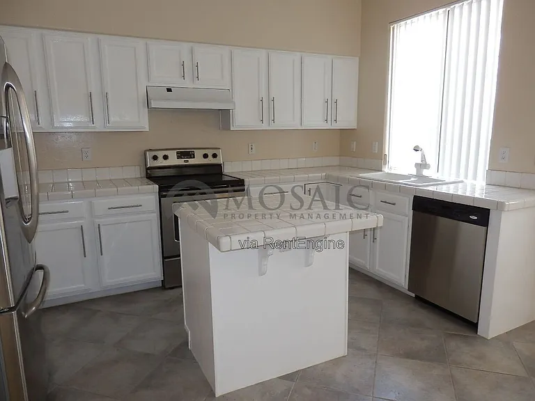 2106 E Briarwood Ter — Photo 3