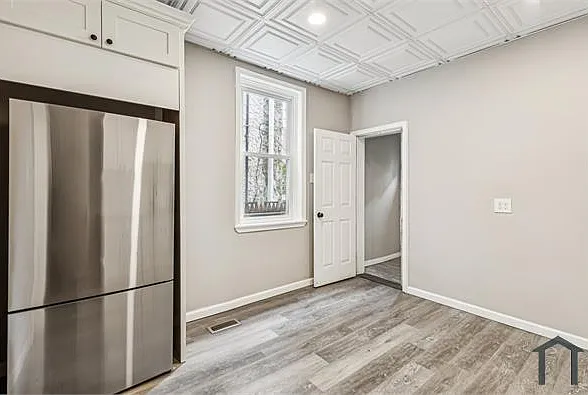 2416 N Hollywood St — Photo 6