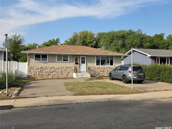 2776 Eastview, Saskatoon, SK S7J 3H5