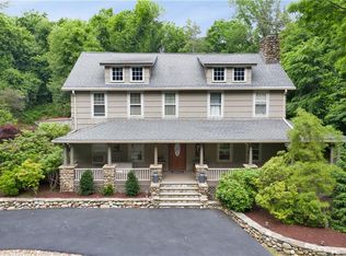 102 Smith Hill Rd, Airmont, NY 10952