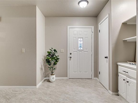 3rd image of 1220 E Hills Dr