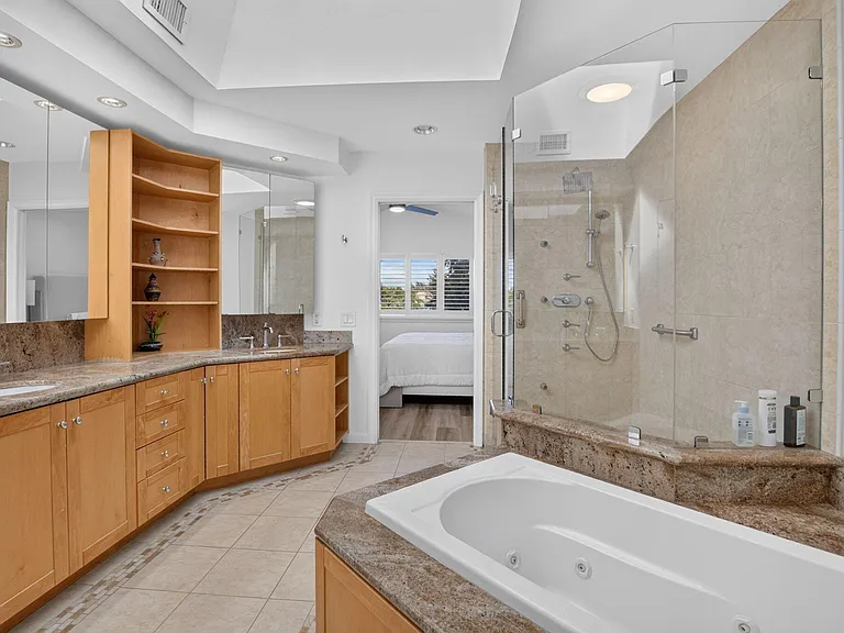5338 NW 26th Cir — Photo 37