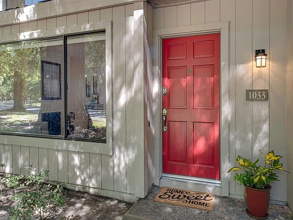 3rd image of 1033 Commons Dr