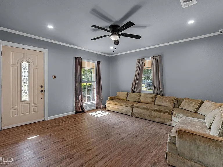 9419 Normandie Dr — Photo 11