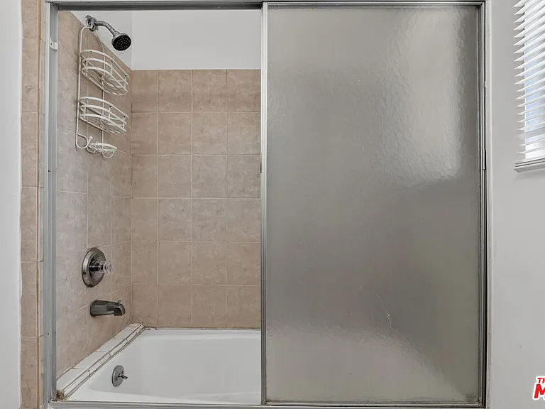 14721 Sylvan St #4 — Photo 14