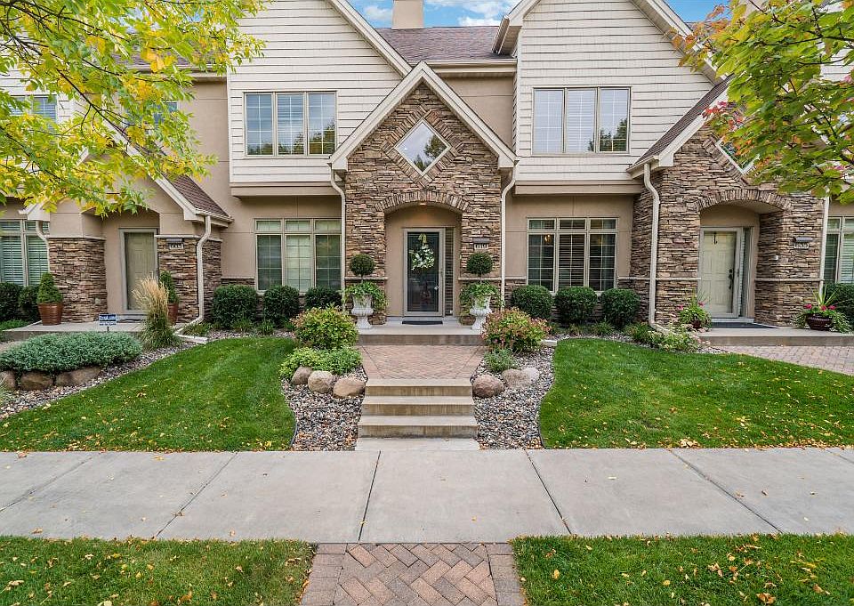 1st image of 619 Willoughby Way W