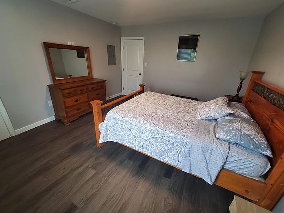 3rd image of 6032 Vineland Ave #1/2