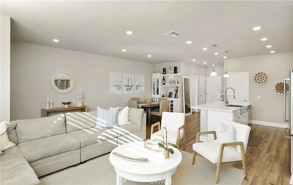 4 bed, 2.5 bath, 1912 sqft, $5,500 — Photo 3