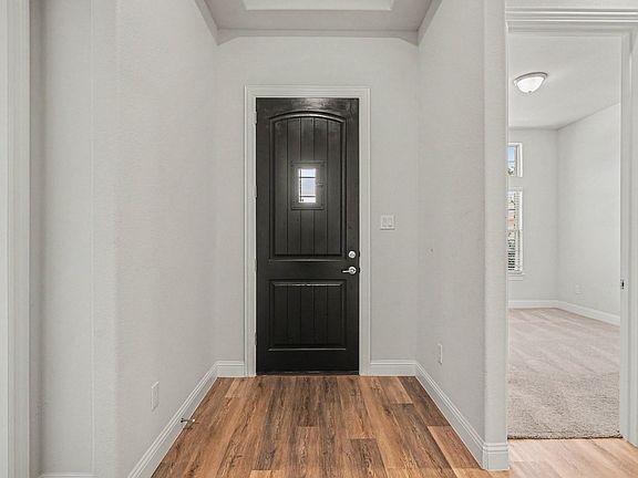 4th image of 726 Village Green Dr