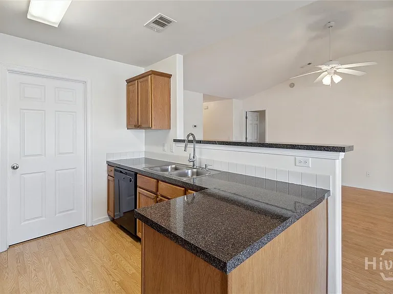 72 Lake Shore Blvd — Photo 9