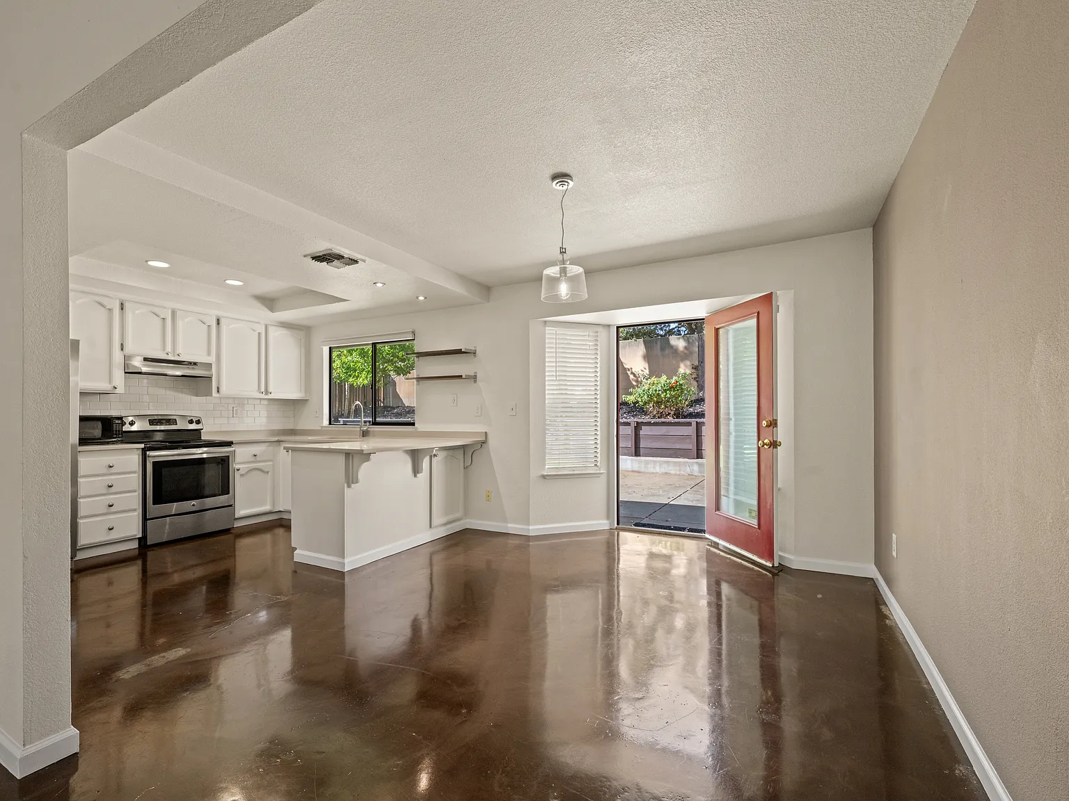 3 bed, 1150 sqft, $2,350 — Photo 4