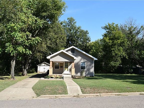 3rd image of 811 N Hobson Ave