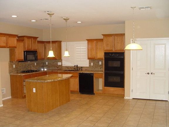 5th image of 940 E Chelsea Dr