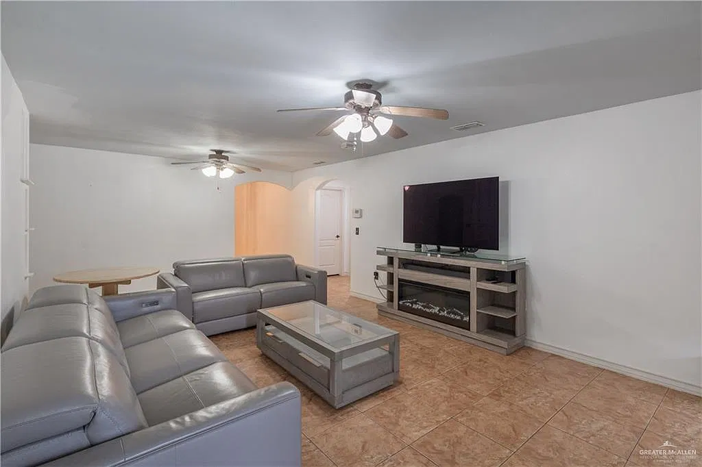3 bed, 2.0 bath, 3264 sqft, $1,700 — Photo 4
