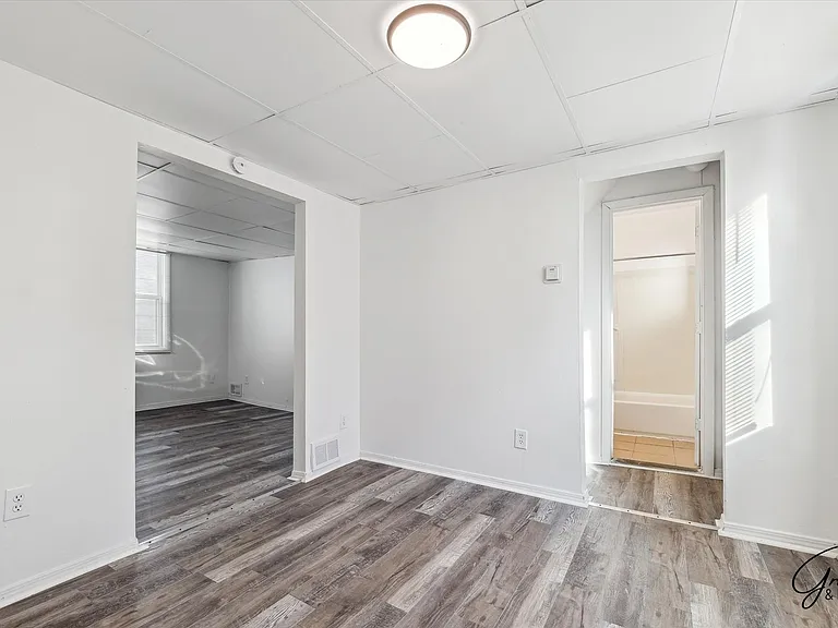 2615 Emmons Ave — Photo 8