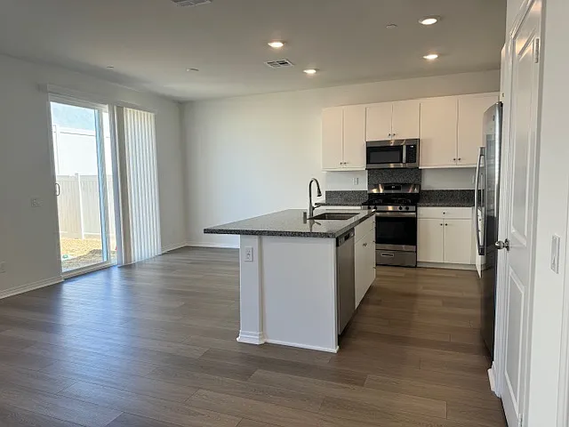 4 bed, 1870 sqft, $3,295 — Photo 3
