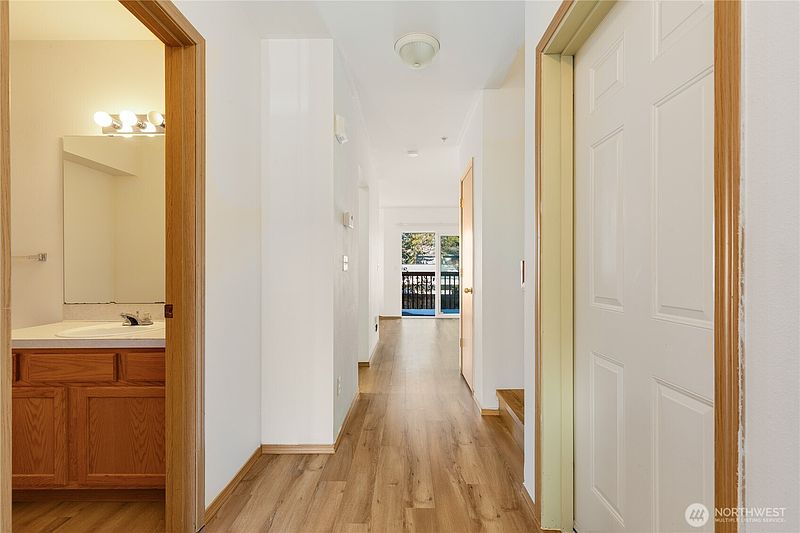 4th image of 15815 Admiralty Way #C4