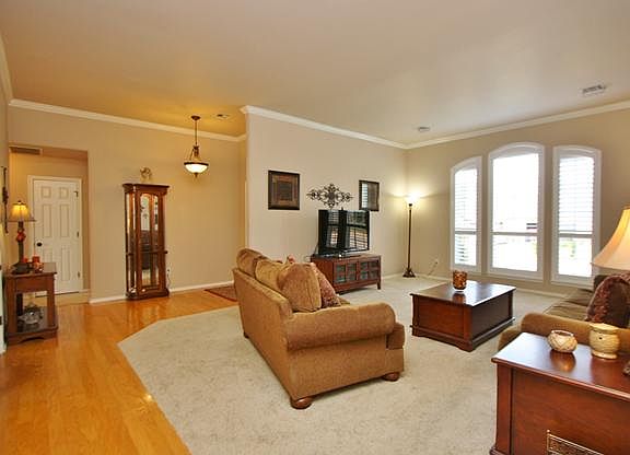 4th image of 732 Villa Ave