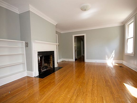 Living room w/ fireplace
