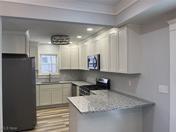 3rd image of 3264 Altamont Ave