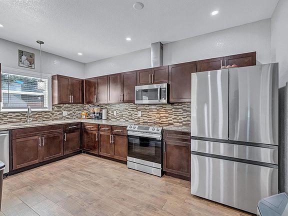 4th image of 421 Las Lomas Dr