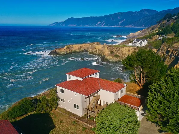 141 Wave Dr, Whitethorn, CA 95589