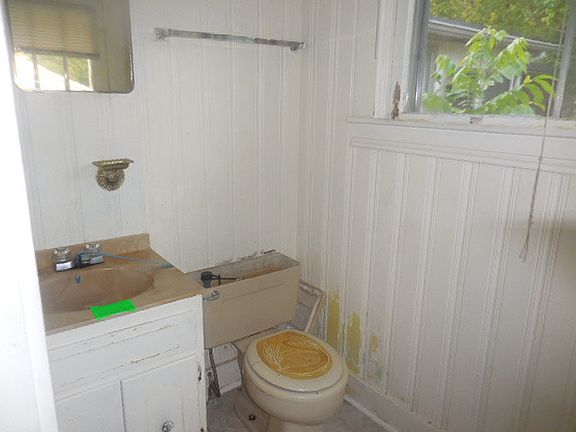 4th image of 1716 E Court St