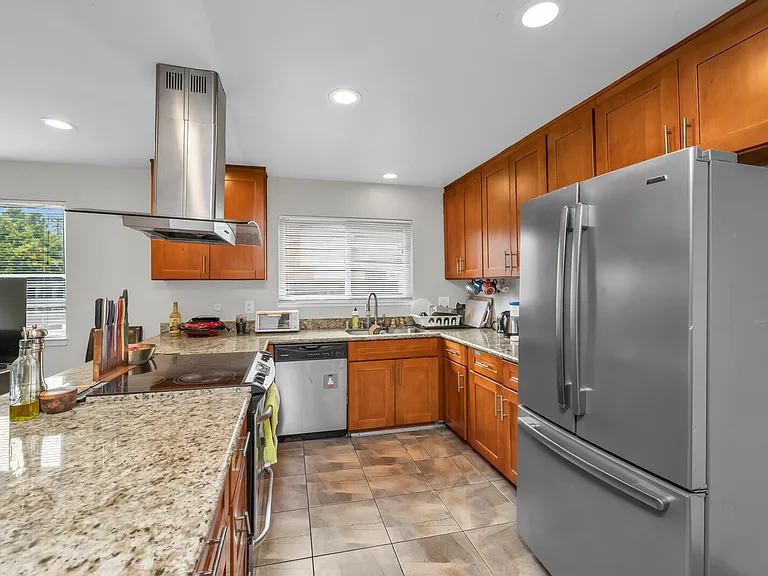 771 Ormonde Dr — Photo 2