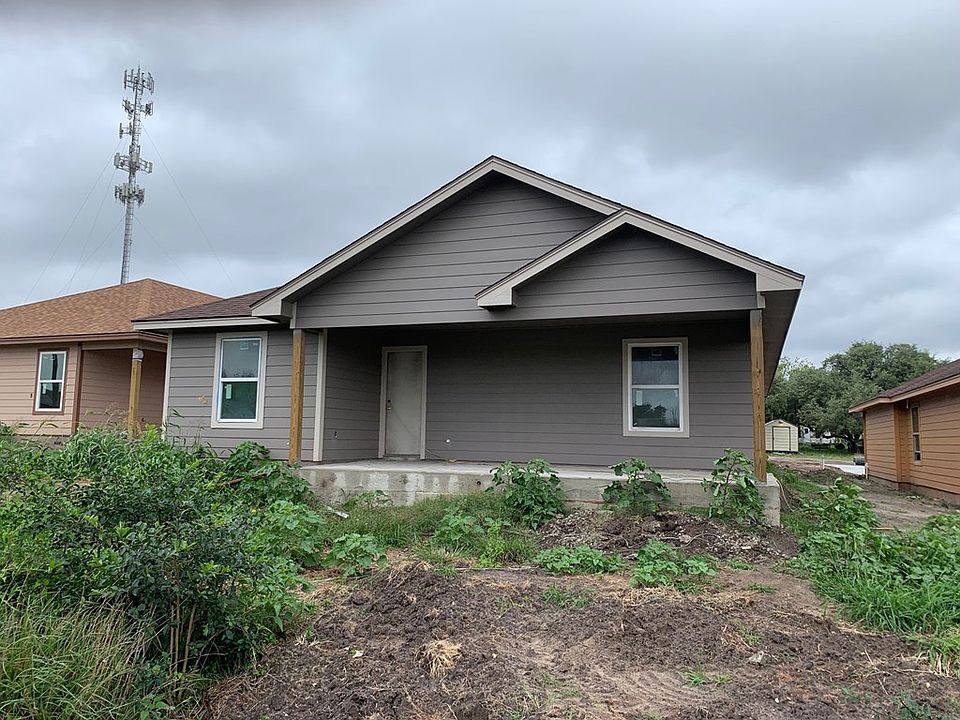 2nd image of 805 Magnolia St W