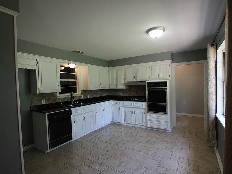 2930 Williamsburg Dr — Photo 8