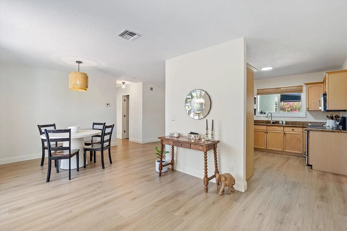 3 bed, 2.0 bath, 1496 sqft, $4,900 — Photo 4