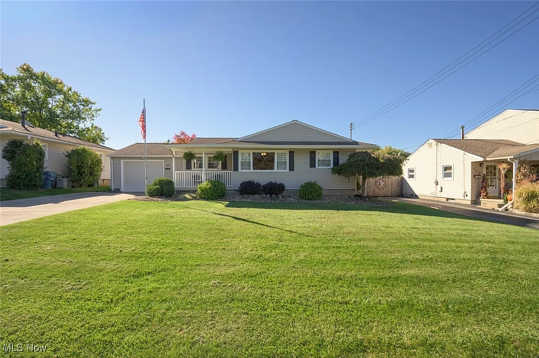 742 Dresden Dr photo 1