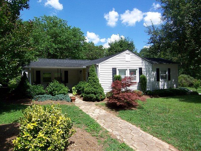 1st image of 820 Oakwood St