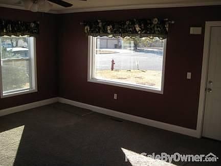 LIVING ROOM : NEW CARPET AND PAINT