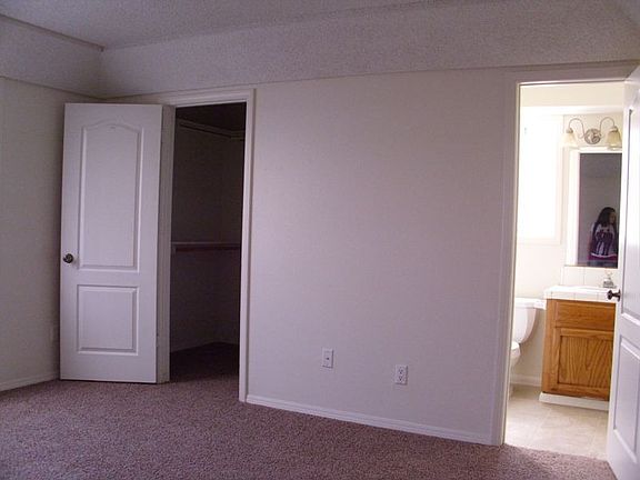 Large rooms, master has walk in closet