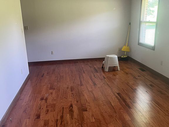 5th image of 264 Robertsville Rd