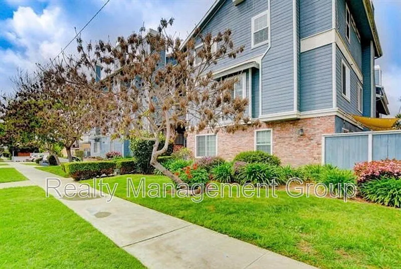 2 bed, 3.0 bath, 952 sqft, $2,990 — Photo 1