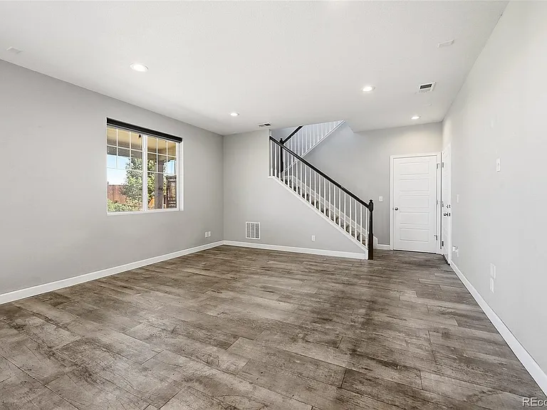 4988 S Wenatchee Cir — Photo 2