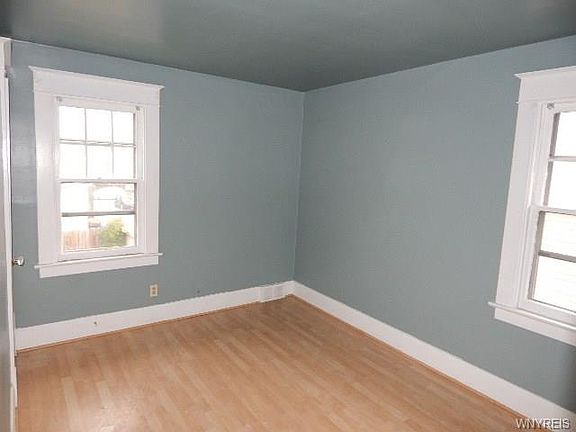 4th image of 245 E Hazeltine Ave