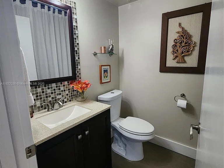 2424 NE 9th St #212 — Photo 15